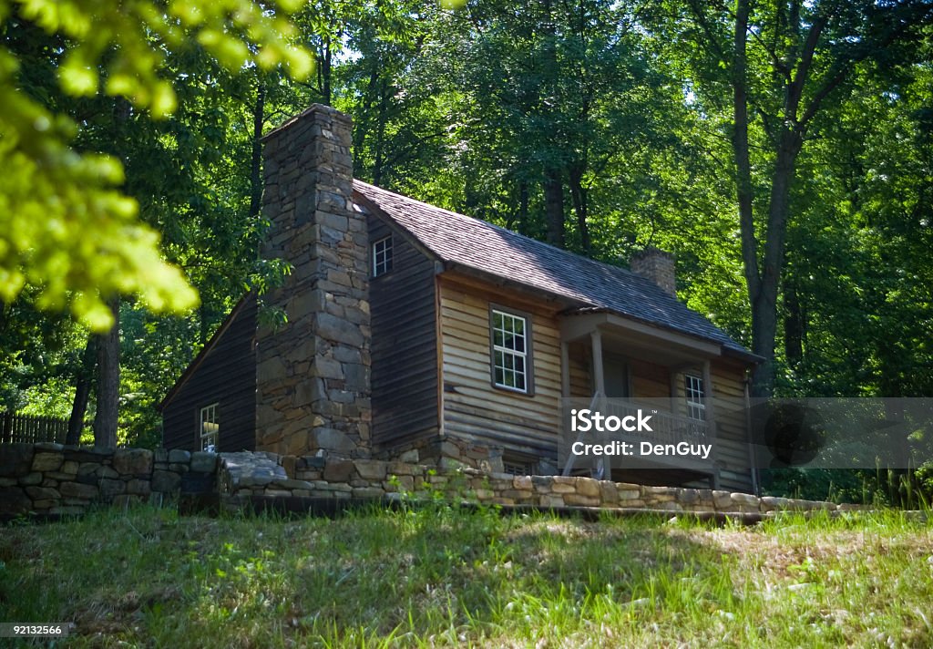 늙음 비바람을 맞은 Cabin in the Woods 중환 버지니아 - 로열티 프리 0명 스톡 사진