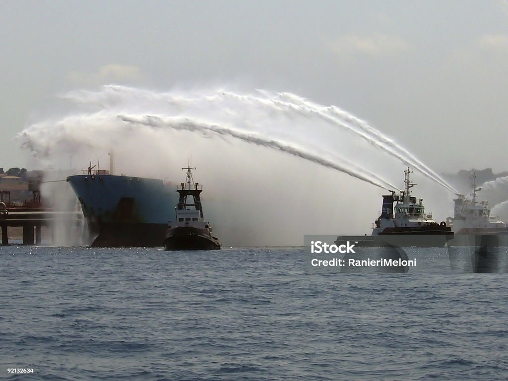 検索やレスキュー：Fireboats で動作、石油タンカーに火 - 火のロイヤリティフリーストックフォト