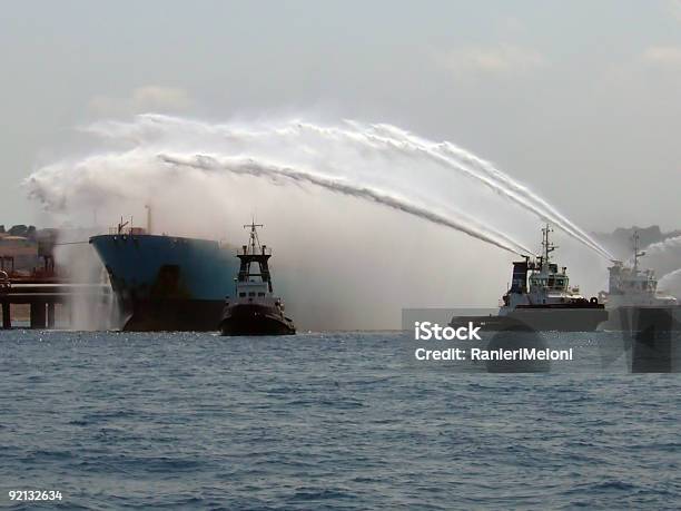 検索やレスキューfireboats で動作石油タンカーに火 - 火のストックフォトや画像を多数ご用意 - 火, 救う, 海