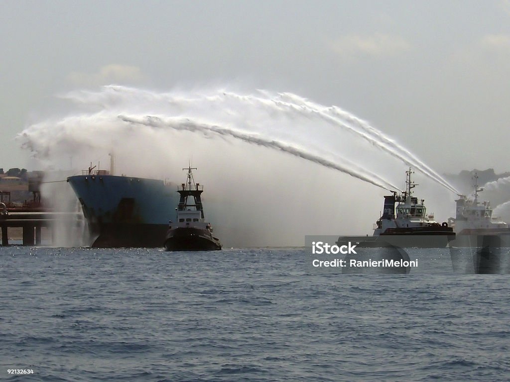 Busca e Resgate: Fireboats em ação, o petroleiro em fogo - Foto de stock de Fogo royalty-free