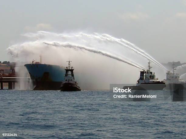 Foto de Busca E Resgate Fireboats Em Ação O Petroleiro Em Fogo e mais fotos de stock de Fogo