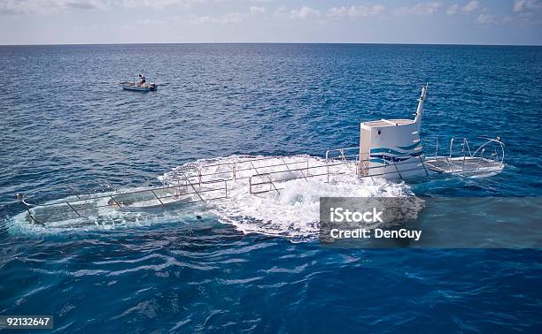 Pequena Submarino Mergulhar Na Caribbbean - Fotografias de stock e mais imagens de Submarino - Veículo Aquático - Submarino - Veículo Aquático, Grande Caimão, Vir à Superfície