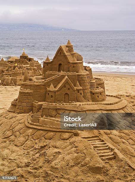 Foto de Castelo De Areia Na Praia Com O Oceano Ao Fundo e mais fotos de stock de Castelo - Castelo, Castelo de areia - Estrutura, Areia