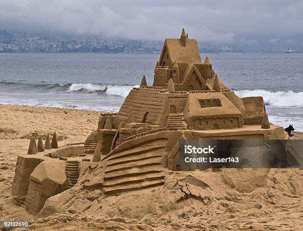 Castelo De Areia Na Praia Com Oceano No Fundo - Fotografias de stock e mais imagens de Castelo de areia - Estrutura - Castelo de areia - Estrutura, Ao Ar Livre, Areia