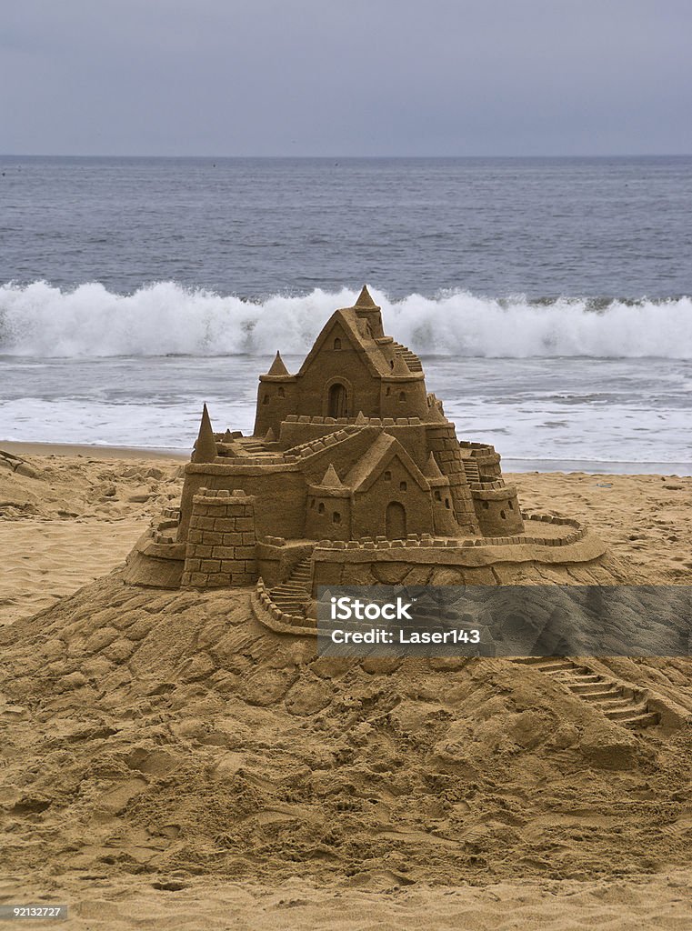 Sandcastle 해변, 바다 백그라운드에서. - 로열티 프리 모래성-구조물 스톡 사진