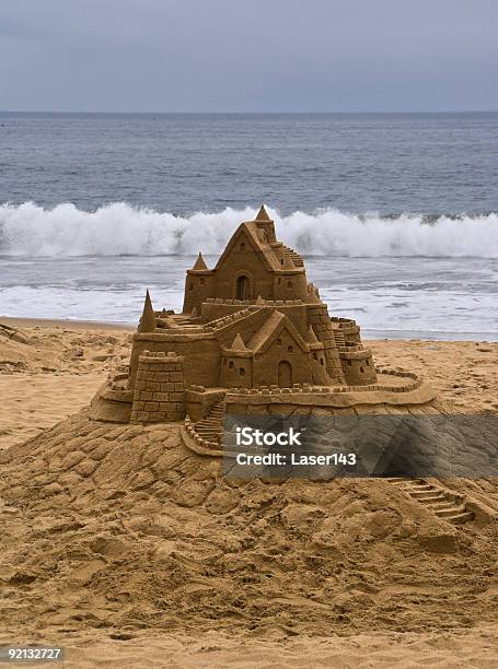 Castelo De Areia Na Praia Com Oceano No Fundo - Fotografias de stock e mais imagens de Castelo de areia - Estrutura - Castelo de areia - Estrutura, Ninguém, Ao Ar Livre