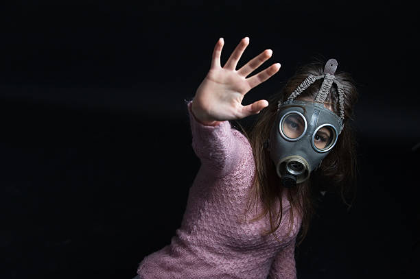 Młoda kobieta podczas protestu na sobie Maska przeciwgazowa – zdjęcie