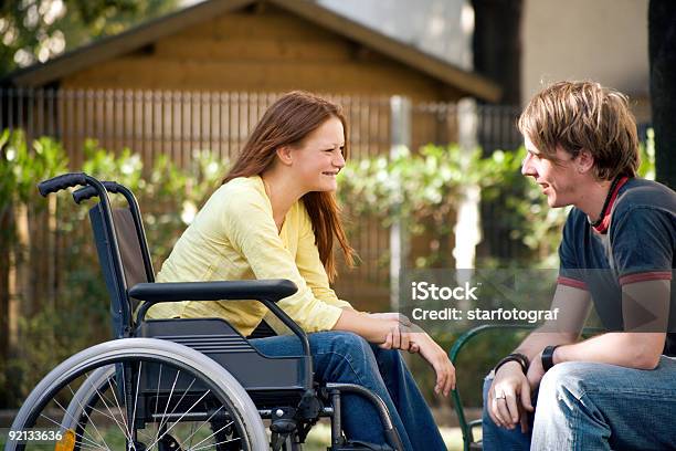 В Парке — стоковые фотографии и другие картинки Подросток - Подросток, Инвалидное кресло, Подростковая пара