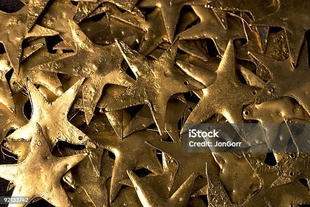 Estrelas De Ouro Metal - Fotografias de stock e mais imagens de Fundição - Fundição, Natal, Alto-Contraste