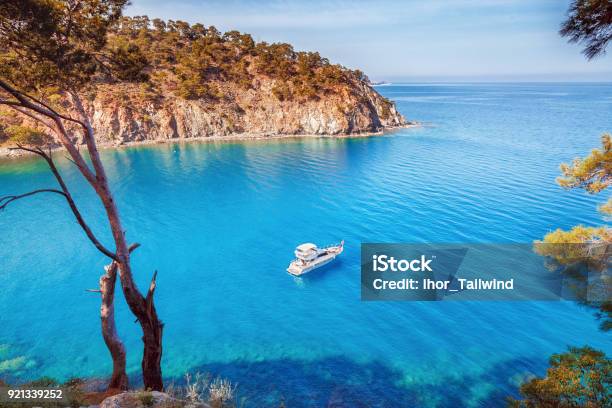 Foto de Pitoresca Paisagem Do Litoral Da Turquia No Mar Mediterrâneo Iate De Luxo Solitário Branco Na Baía De Incrível Fundo De Férias De Verão Localização Antalya Turquia e mais fotos de stock de Antália