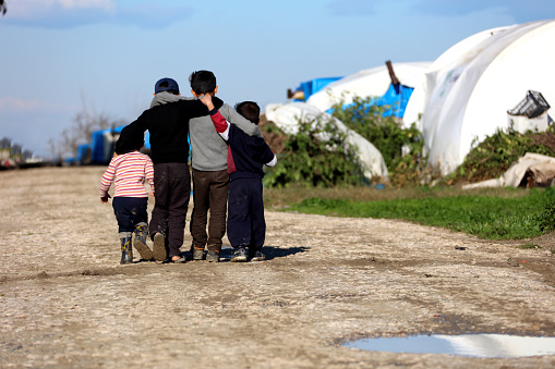 Niños sirios abrazos en el campamento photo