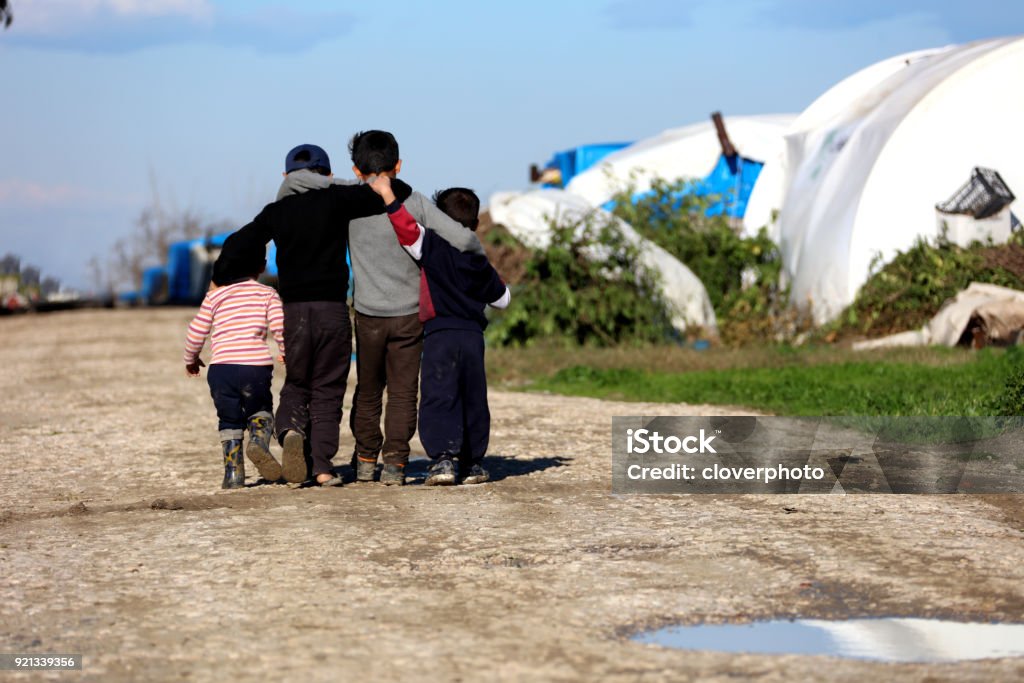 Enfants syriens étreindre dans le camp - Photo de Réfugié libre de droits