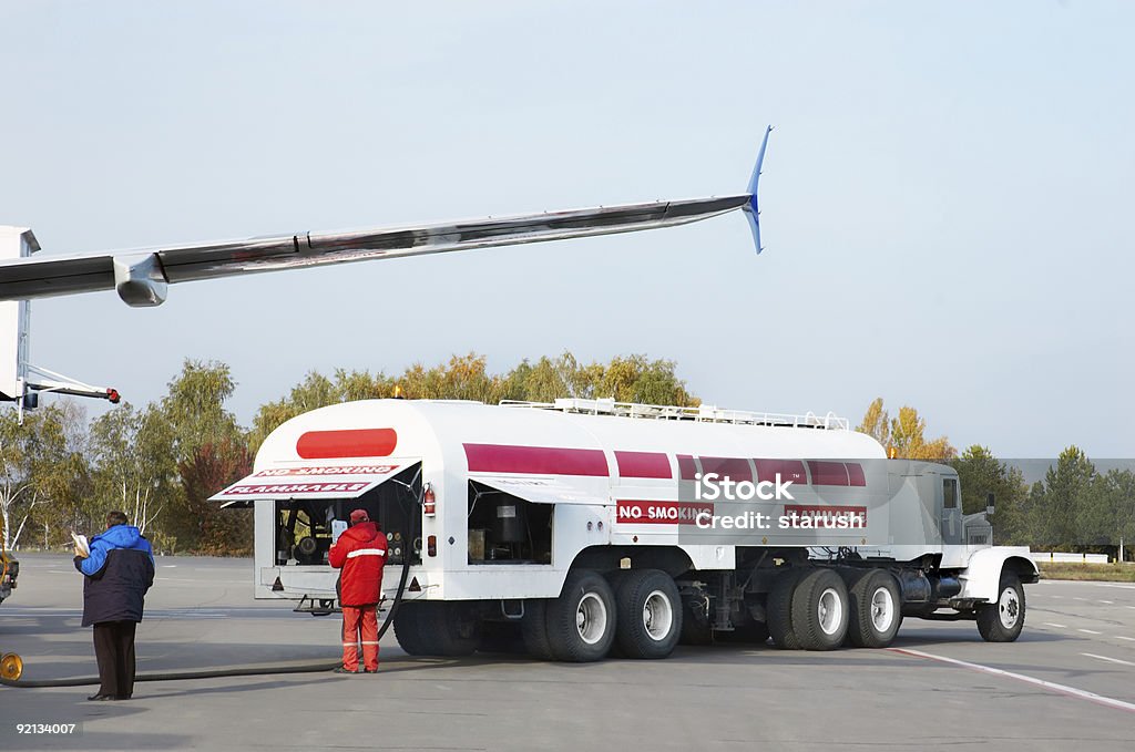 Avión echar combustible - Foto de stock de Avión libre de derechos