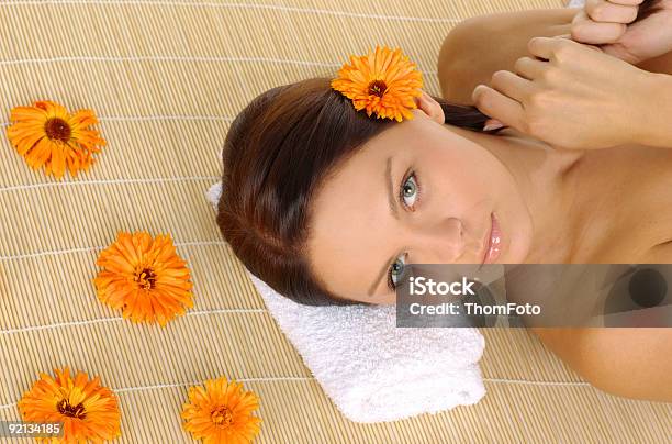 Hermosa Mujer En El Spa Foto de stock y más banco de imágenes de Adulto - Adulto, Armonía - Concepto, Balneario - Spa