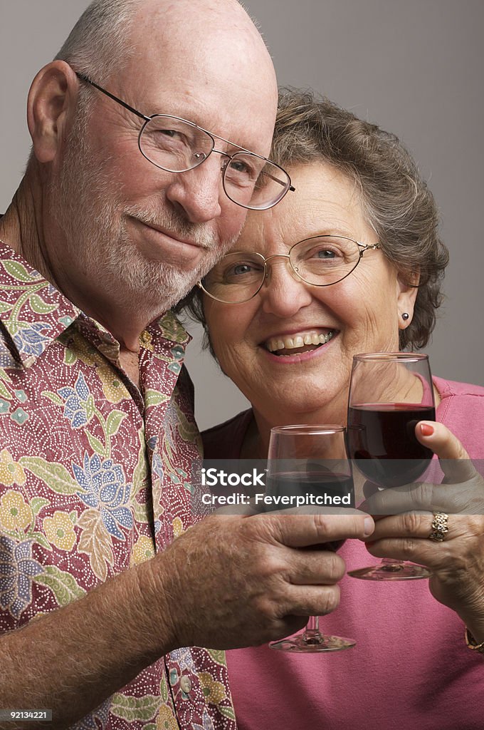 Couple Senior portant un toast - Photo de Adulte libre de droits