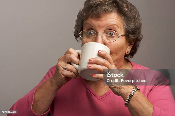 Senior Donna Gode Il Suo Caffè - Fotografie stock e altre immagini di Abbigliamento casual - Abbigliamento casual, Adulto, Adulto in età matura