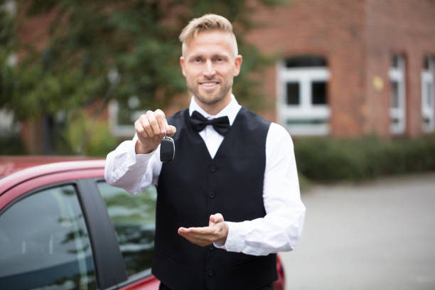 male valet holding car keys - valet parking imagens e fotografias de stock