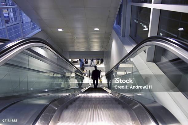 Escada Rolante Elevador Escadas - Fotografias de stock e mais imagens de Aeroporto - Aeroporto, Alumínio, Andar