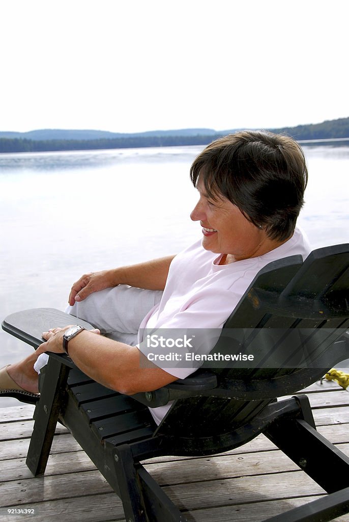 Femme d'âge mûr se détendre - Photo de Monts Adirondack libre de droits