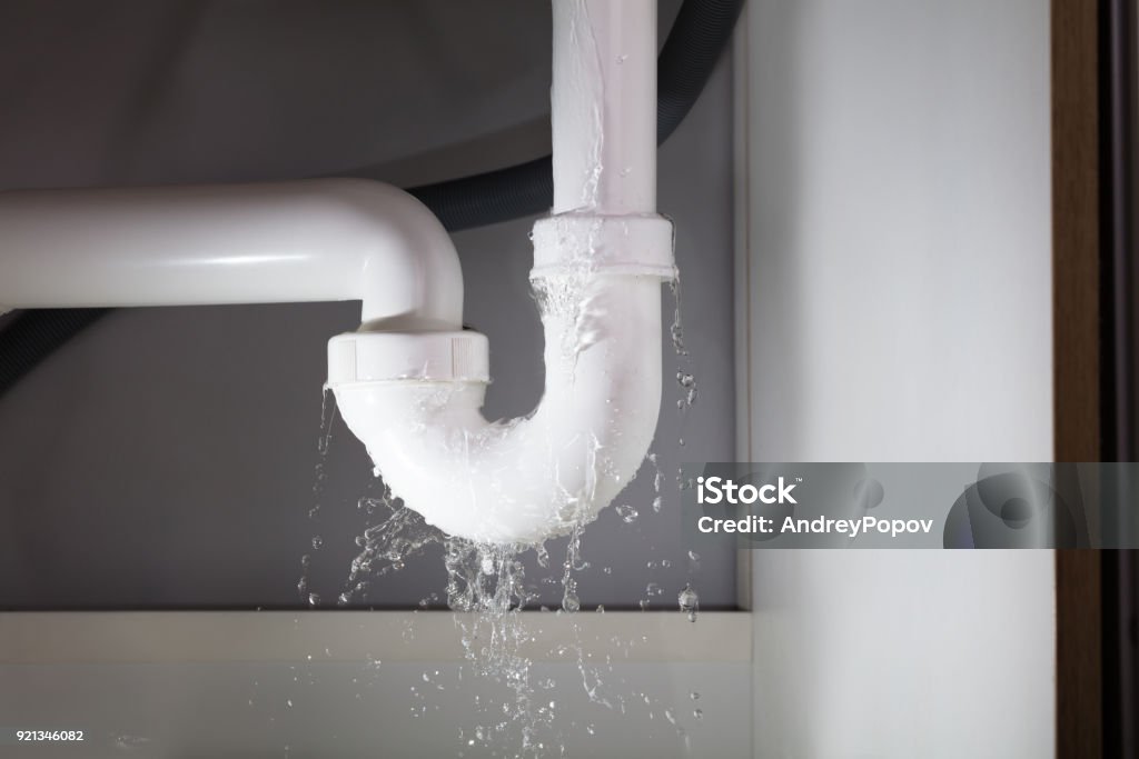 Está goteando agua del tubo de - Foto de stock de Escape libre de derechos