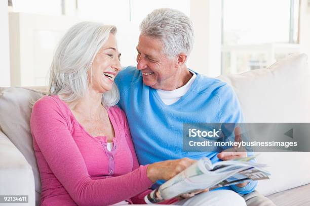 カップル雑誌の笑顔 - 読むのストックフォトや画像を多数ご用意 - 読む, 雑誌, 年配の男性