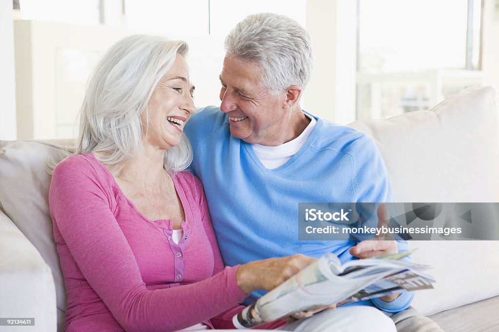 Casal com revista a sorrir - Royalty-free Ler Foto de stock