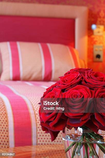 Rote Rosen Stockfoto und mehr Bilder von Bett - Bett, Bildhintergrund, Blume