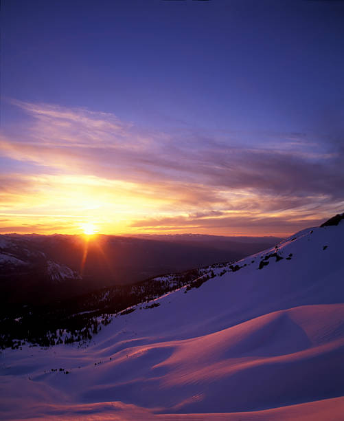 alpine tramonto - cascade range mountain alpenglow winter foto e immagini stock