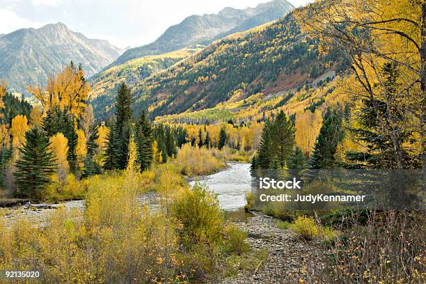 Foto de Colorado Outono Montanhas E O Fluxo e mais fotos de stock de Amarelo - Amarelo, Azul, Beleza