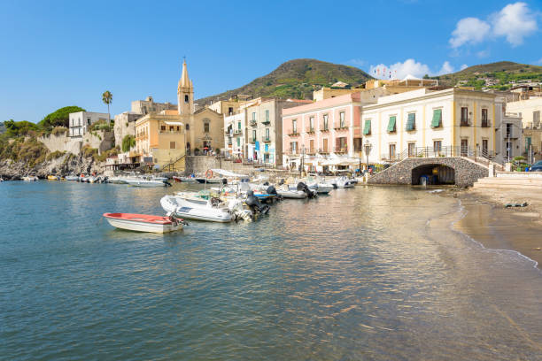 miasto lipari na wyspach liparyjskich - lipari island zdjęcia i obrazy z banku zdjęć