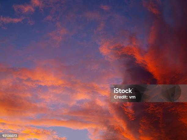 Nubes Foto de stock y más banco de imágenes de Belleza de la naturaleza - Belleza de la naturaleza, Cielo, Cielo dramático