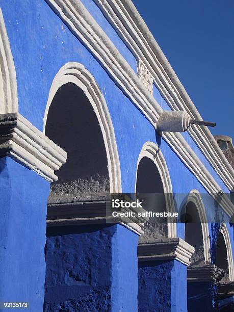 Azul Claustro - Fotografias de stock e mais imagens de Ao Ar Livre - Ao Ar Livre, Arco - Caraterística arquitetural, Arquitetura