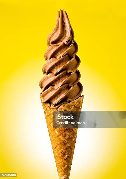 チョコレートのソフトなアイスクリームコーンます - アイスクリームコーンのストックフォトや画像を多数ご用意 - アイスクリームコーン, チョコレート, やわらか