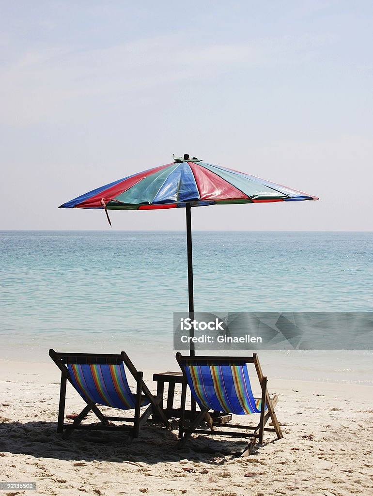 Chaises longues sur une plage de sable blanc - Photo de Ameublement libre de droits
