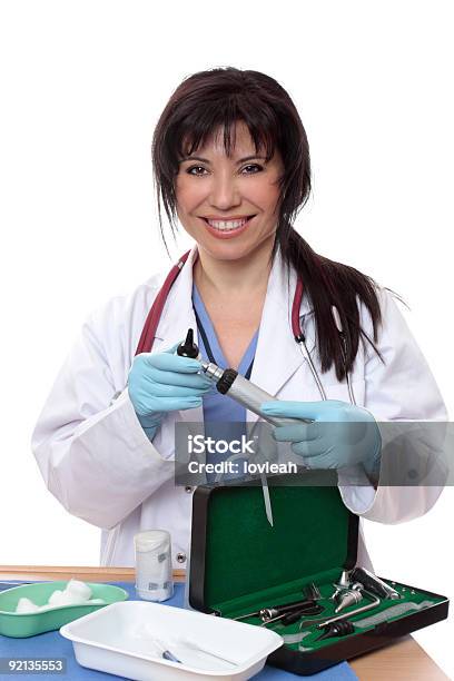 Médico Com Equipamento Médico - Fotografias de stock e mais imagens de Adulto - Adulto, Bata de Laboratório, Bola de Algodão