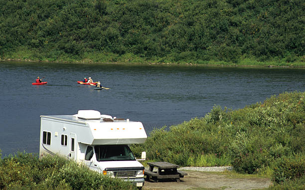 camping dans la jungle lacs de l'alaska - alaska denali national park motor home mt mckinley photos et images de collection