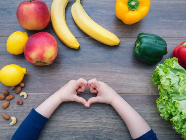 zdrowa żywność dla dzieci - apple eating little girls green zdjęcia i obrazy z banku zdjęć