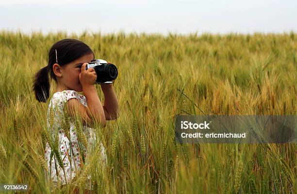 Photo libre de droit de Fille De Prendre Des Photos banque d'images et plus d'images libres de droit de Enfant - Enfant, Prendre une photo, 4-5 ans