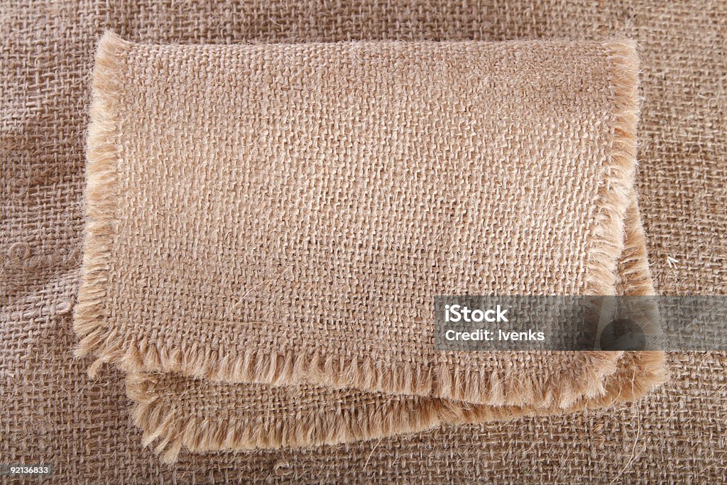 old hessian toalha dobrada no mesmo plano - Foto de stock de Aniagem de Cânhamo royalty-free