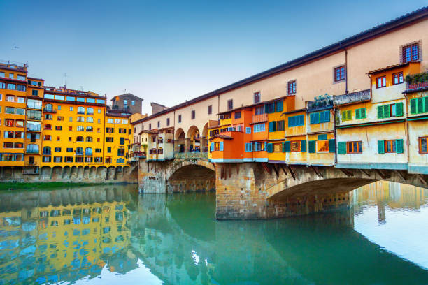 vista del ponte vecchio. florencia, italia - florence italy italy bridge international landmark fotografías e imágenes de stock