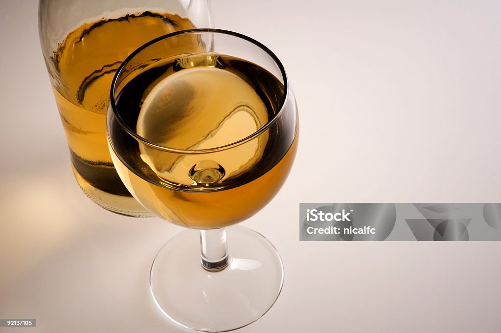 Vetro e bottiglia di vino bianco - Foto stock royalty-free di Alchol