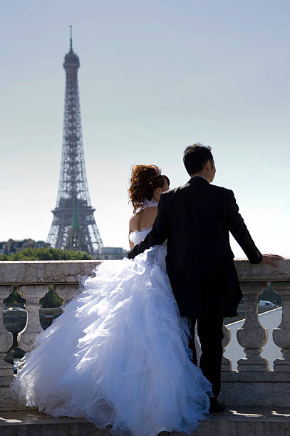 пара и eiffel - honeymoon wedding paris france bride стоковые фото и изображения