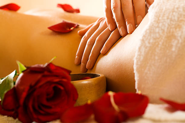 massage du dos - massage sensuel photos et images de collection
