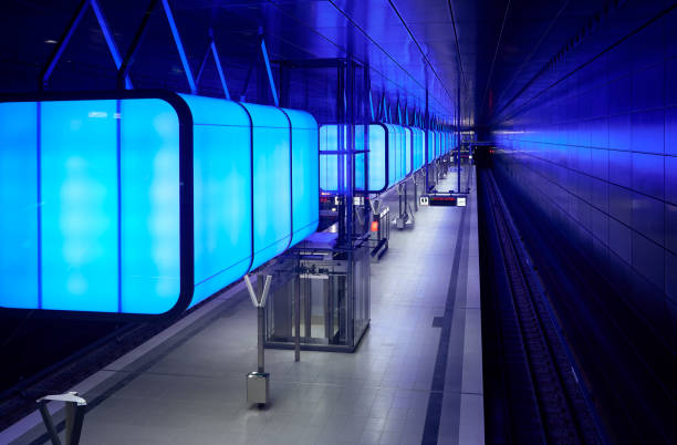 シュパイヘーシュタット ハンブルク地区の大学で青いライトと地下鉄駅 - subway station subway train underground hamburg germany ストックフォトと画像
