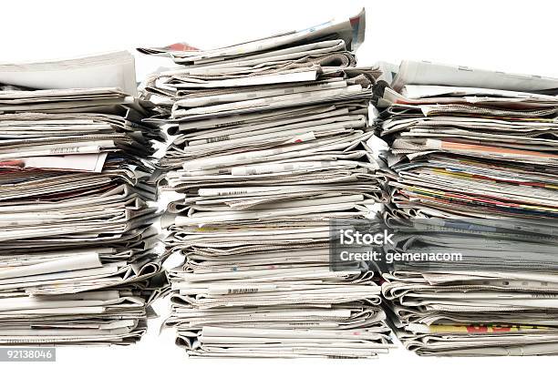 Tres Montones De Periódicos Foto de stock y más banco de imágenes de Basura - Basura, Color - Tipo de imagen, Estudio - Lugar de trabajo