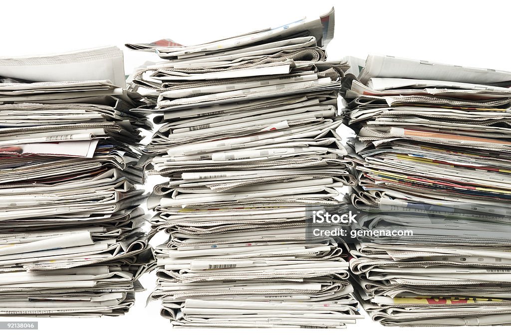Trois montagnes de journaux - Photo de Déchets libre de droits