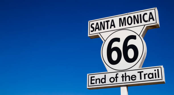 маршрут 66 - конец знака тропы - санта-моника - лос-анджелес - route 66 number 66 road trip road стоковые фото и изображения