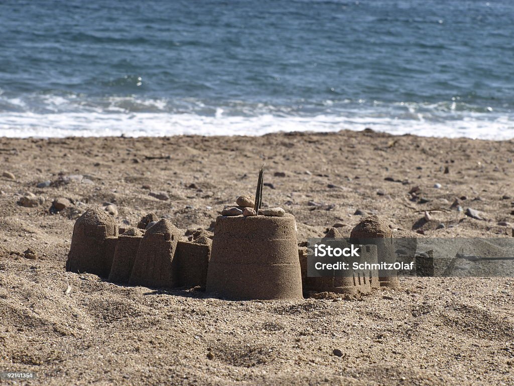 Castello di sabbia sulla spiaggia, con oceano sullo sfondo - Foto stock royalty-free di Acqua