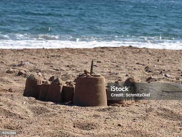 Castello Di Sabbia Sulla Spiaggia Con Oceano Sullo Sfondo - Fotografie stock e altre immagini di Acqua