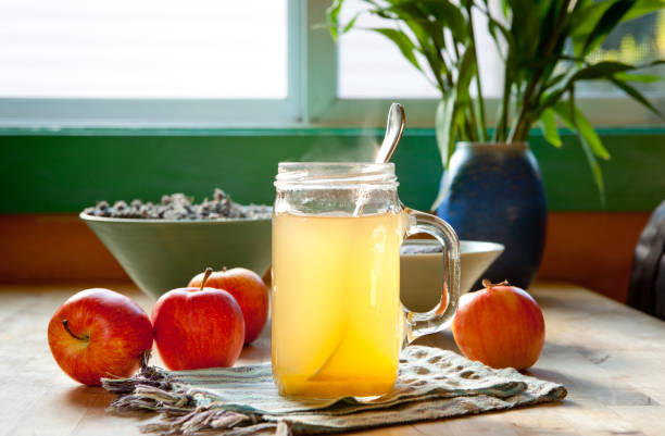 뜨거운 사과 사과 식초와 꿀 음료 스톡 사진